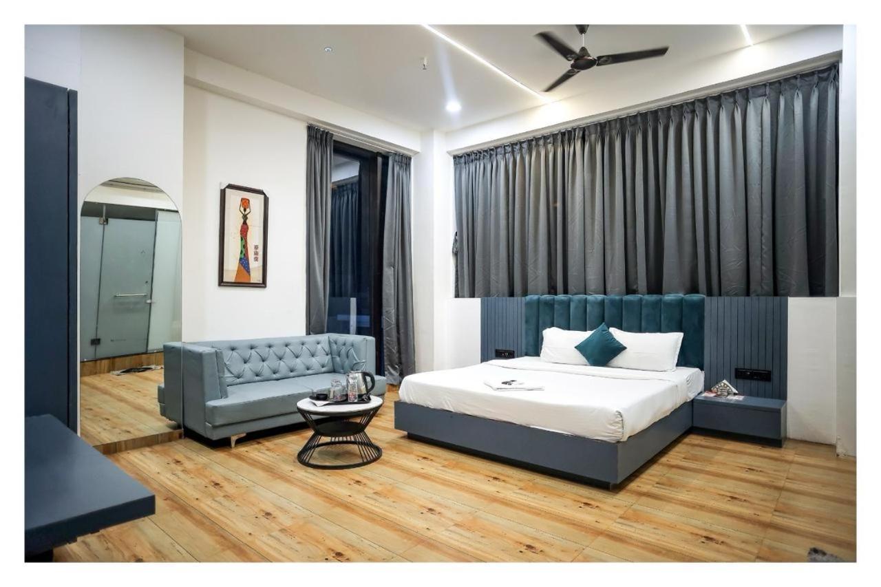 Hotel The Parker Inn By Kbnt Group Surat Exterior foto